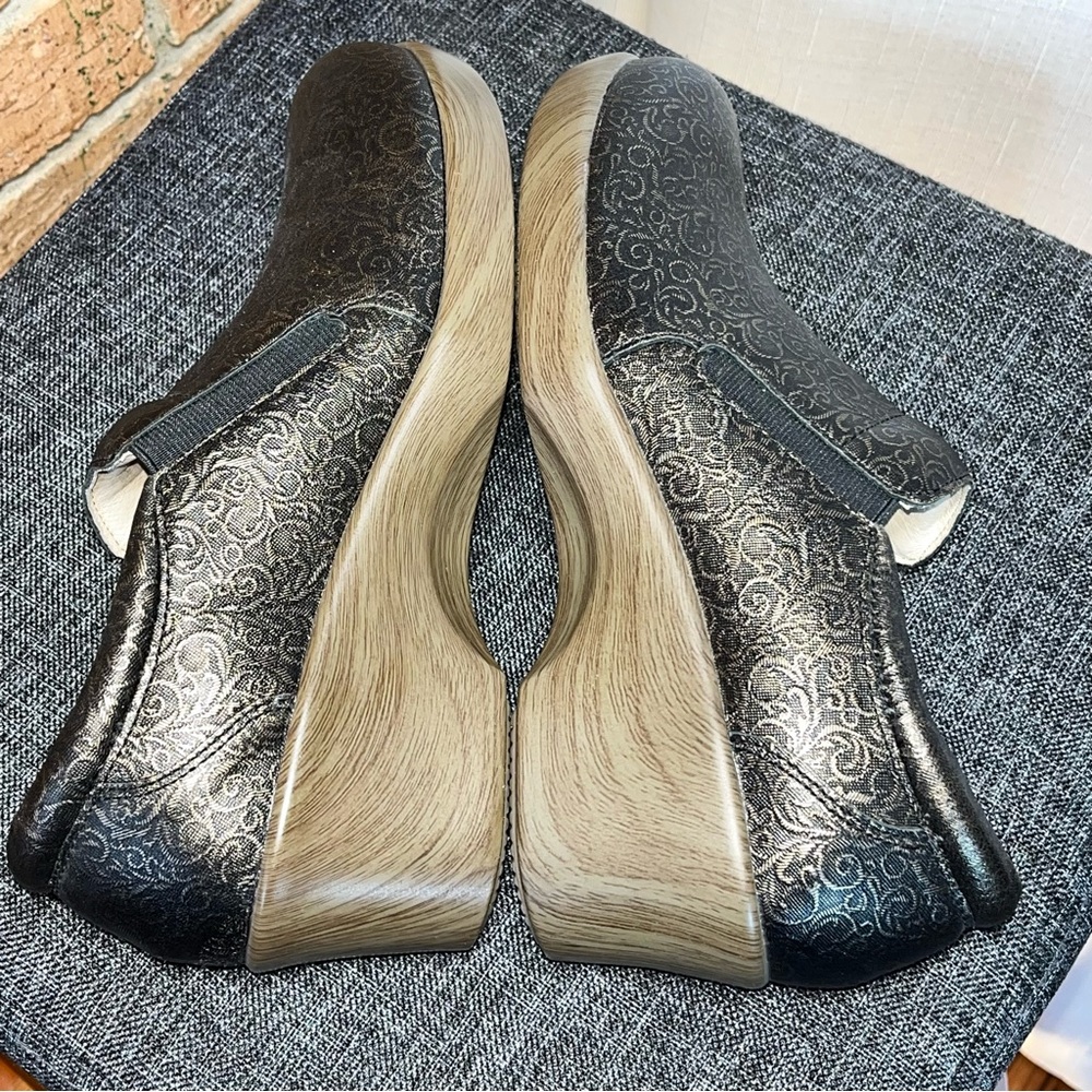 Alegria Eryn Bronze Tooled Leather Clogs Slip On Comfort Shoes EU 39 US 8 8.5 - Picture 5 of 7